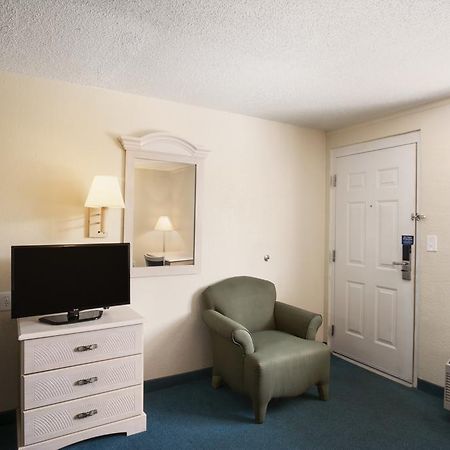 Days Inn Pensacola North Ferry Pass Экстерьер фото