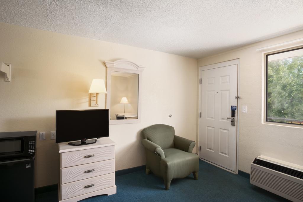 Days Inn Pensacola North Ferry Pass Экстерьер фото
