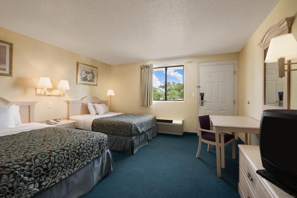 Days Inn Pensacola North Ferry Pass Экстерьер фото