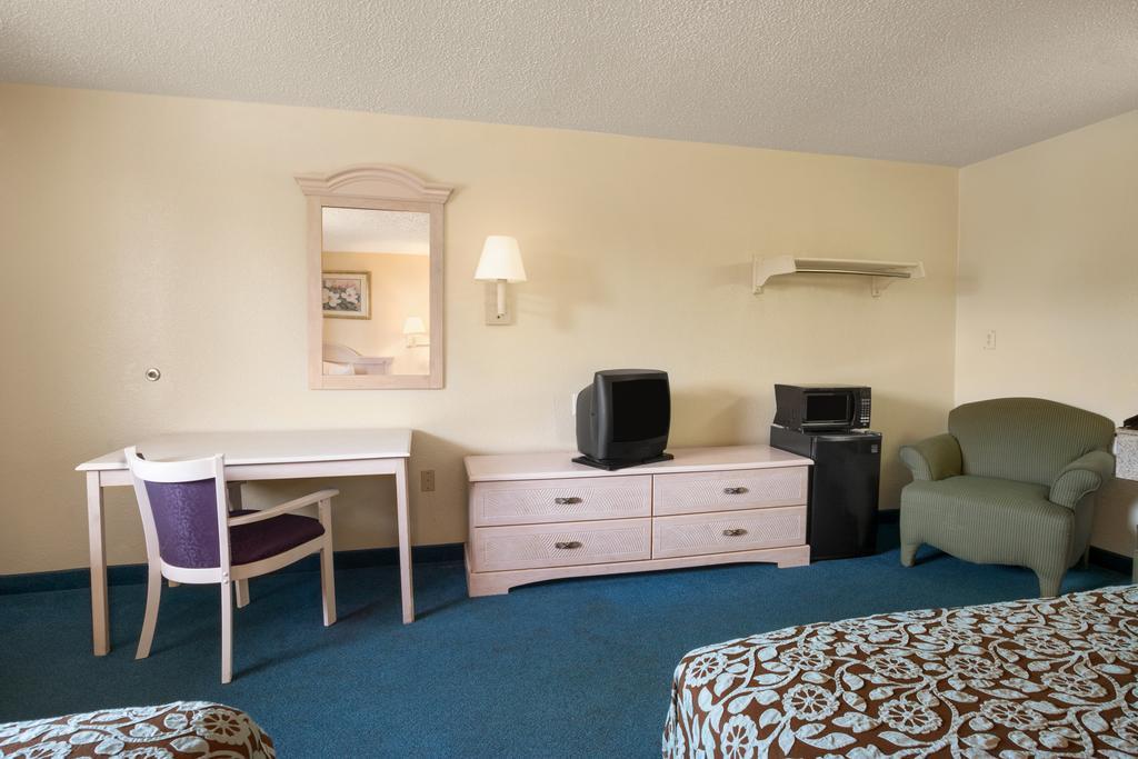 Days Inn Pensacola North Ferry Pass Экстерьер фото