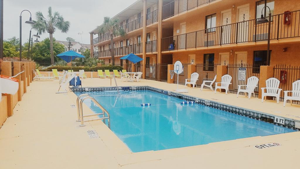 Days Inn Pensacola North Ferry Pass Экстерьер фото